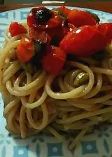Ricetta Spaghetti Crema di Cipolle,capperi e pomodorini confit