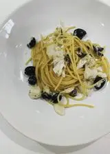 Ricetta Spaghetti con filetti di merluzzo olive nere e capperi