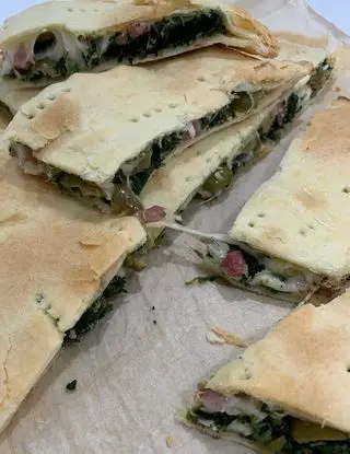 Ricetta Pizza parigina con spinaci, pancetta, olive verdi e provola dolce di lorenza76