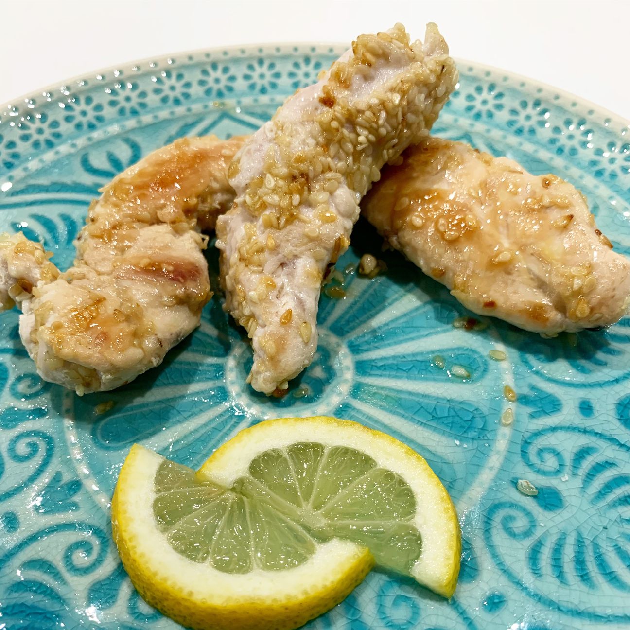 Filetti di petto di pollo al sesamo e limone