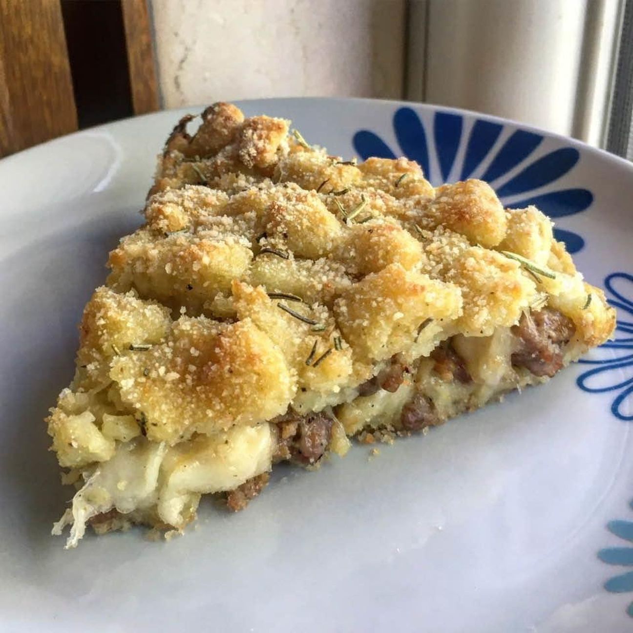 Sbriciolata di patate e salsiccia filante