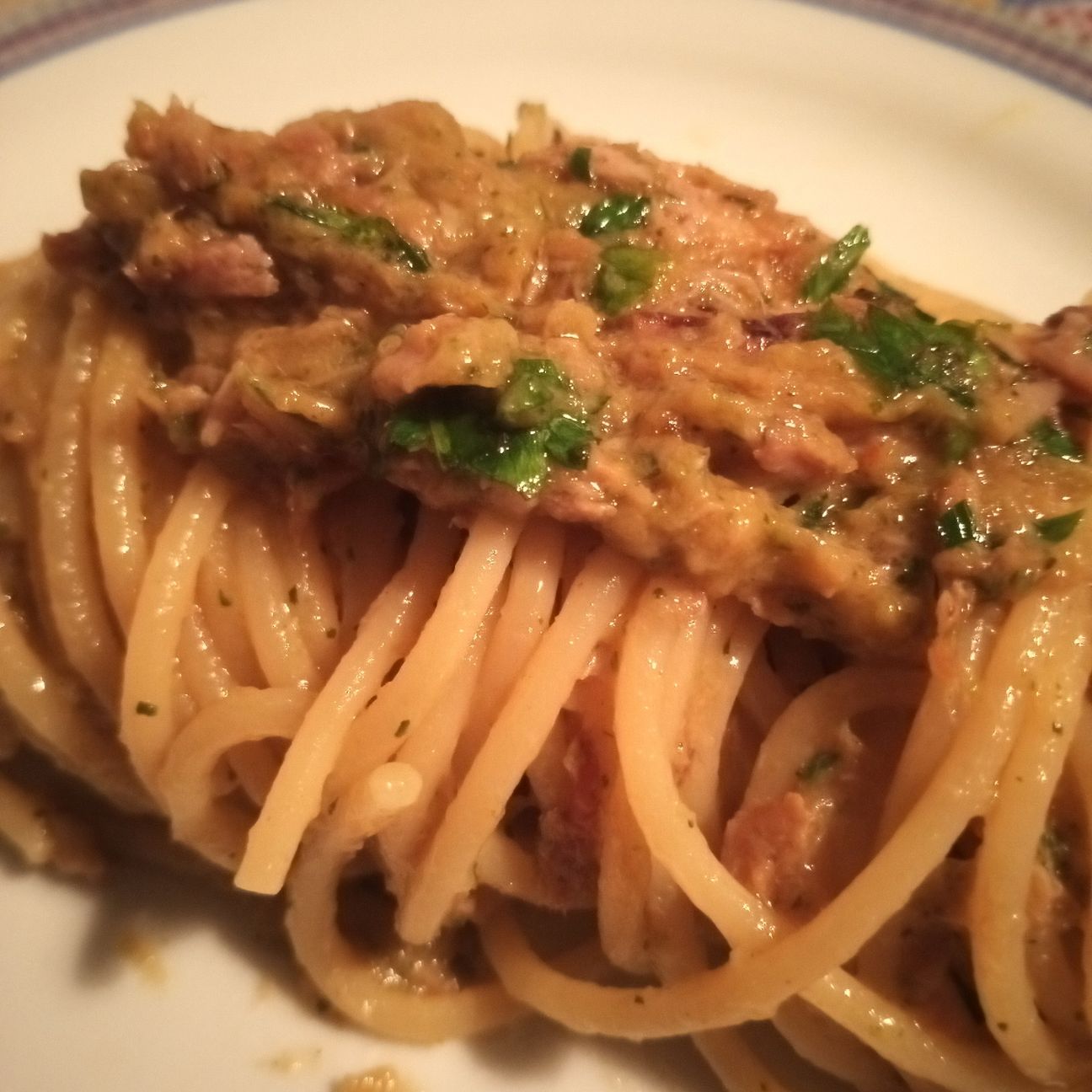 Spaghetti crema di zucchine e tonno croccante