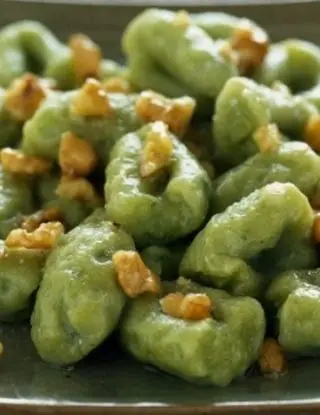 Ricetta Gnocchi di broccoletti burro salvia e noci di Che_mangiamo_oggi