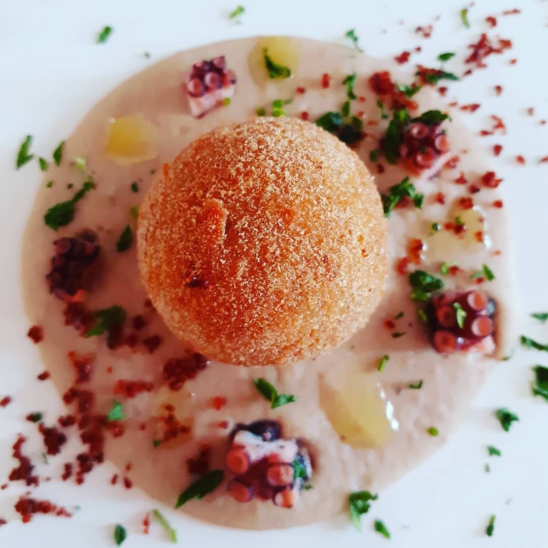 Polpette di polpo fritte su vellutata di fagioli borlotti al brodo di polpo e polvere di pancetta affumicata