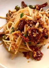 Ricetta Spaghetti con capperi, taggiasche, pomodori secchi e pinoli