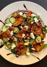 Ricetta Insalata estiva con albicocche grigliate e feta.