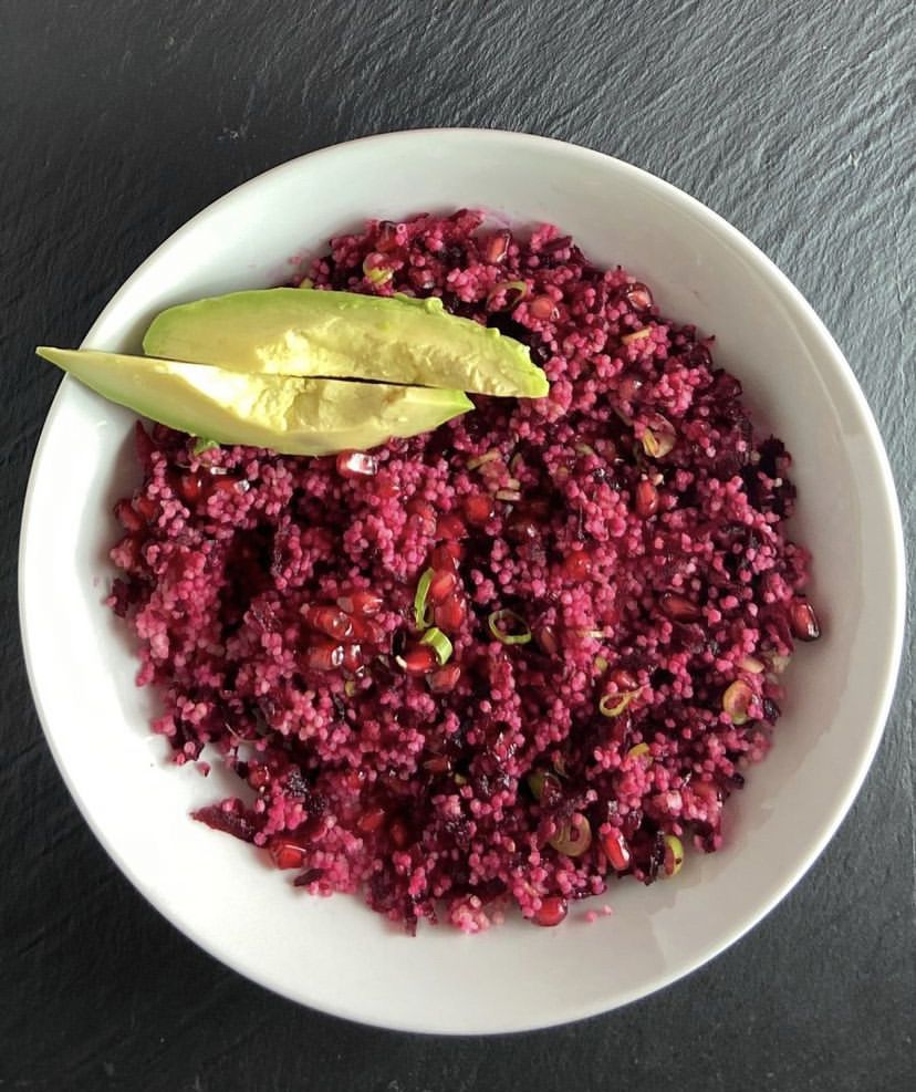 Miglio con barbabietola, melograno e avocado.