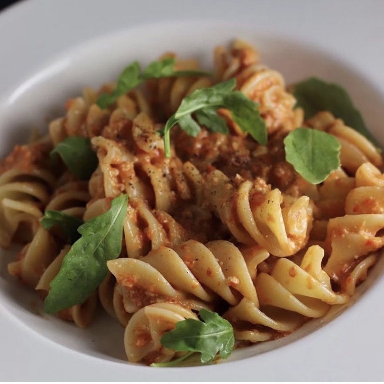 Fusilloni con crema di peperoni, anacardi e rucola.