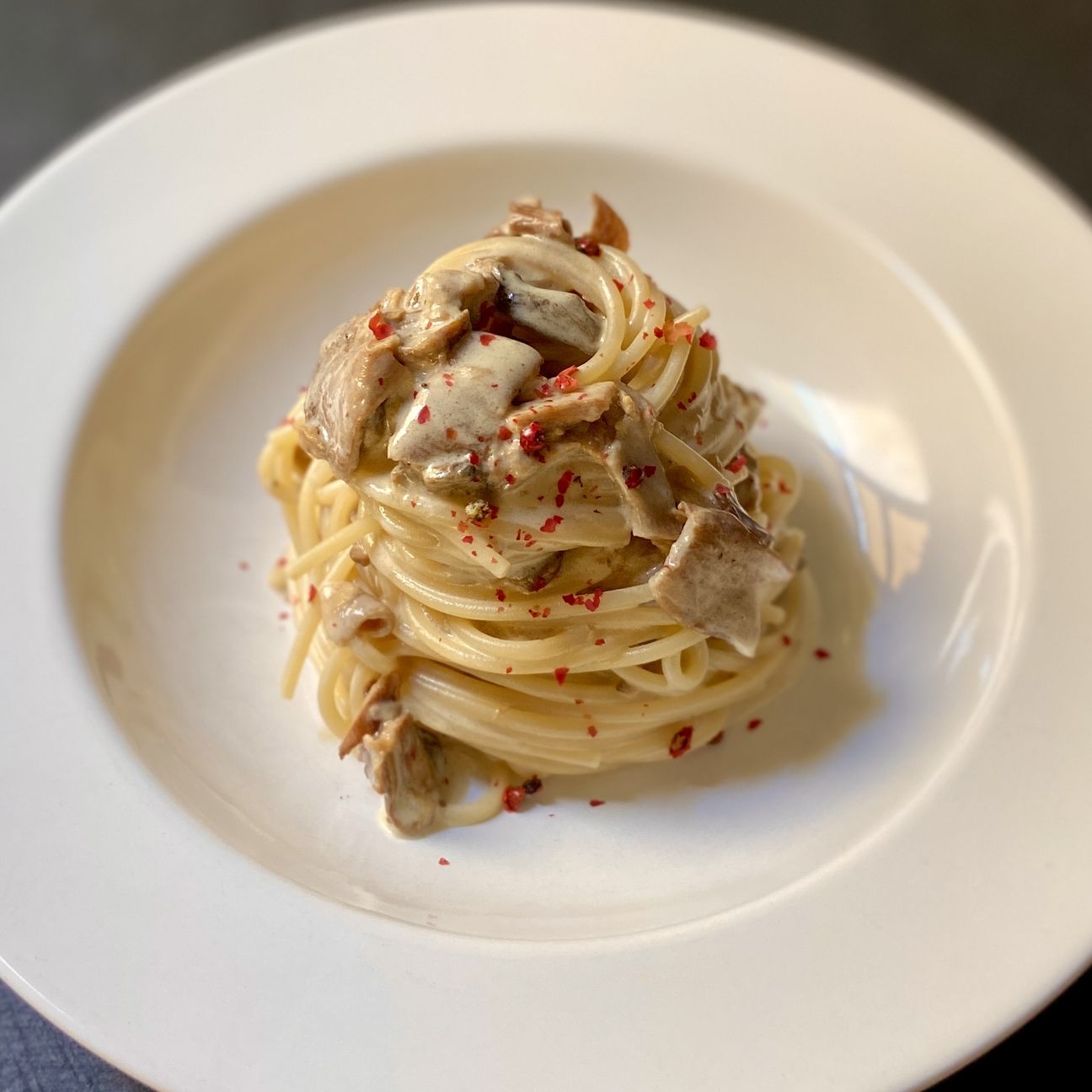 Spaghetti con porcini, formaggio di capra e pepe rosa.
