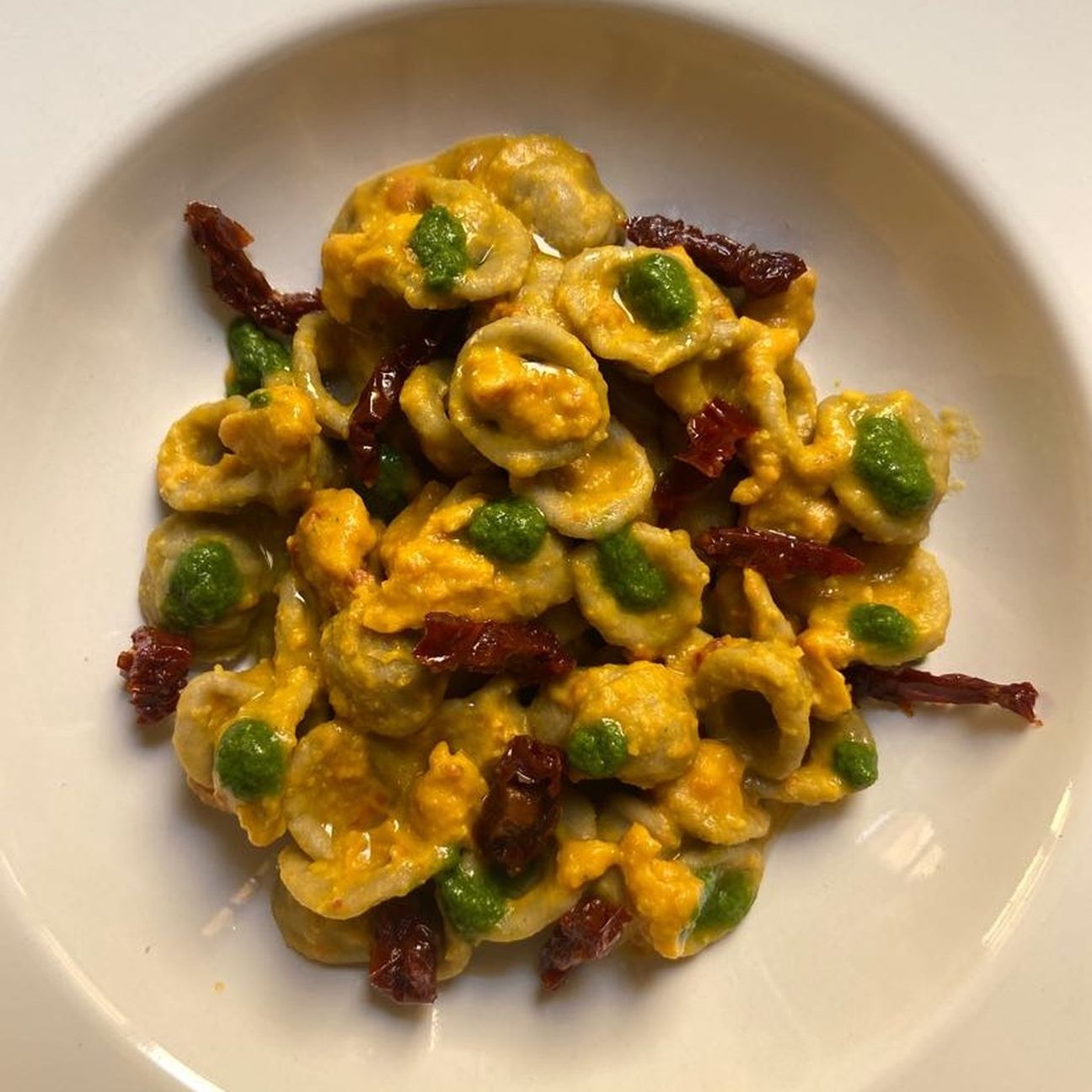 Orecchiette con crema di ceci allo zafferano, pomodori secchi e rucola