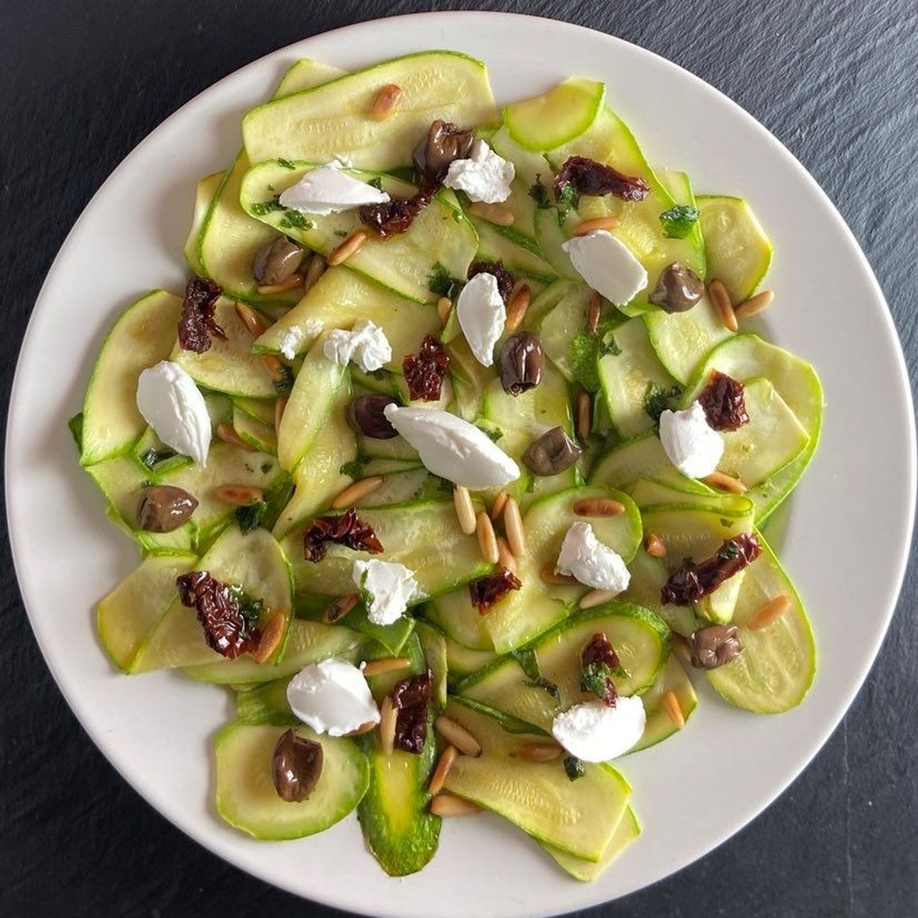 Insalata di zucchine con formaggio di capra