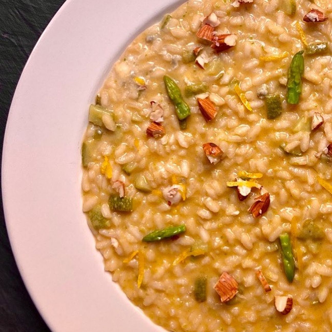 Risotto con asparagi, zucchine e gorgonzola.