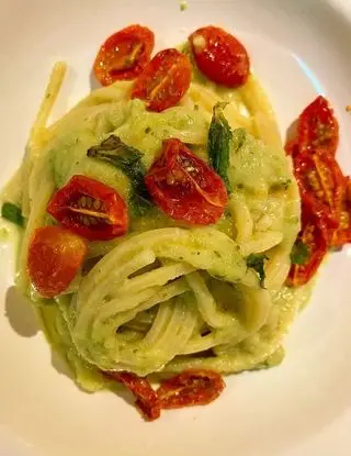 Ricetta Spaghetti alla Chitarra con Pomodorini Confit e Crema di Zucchine e Menta. di michelacara5