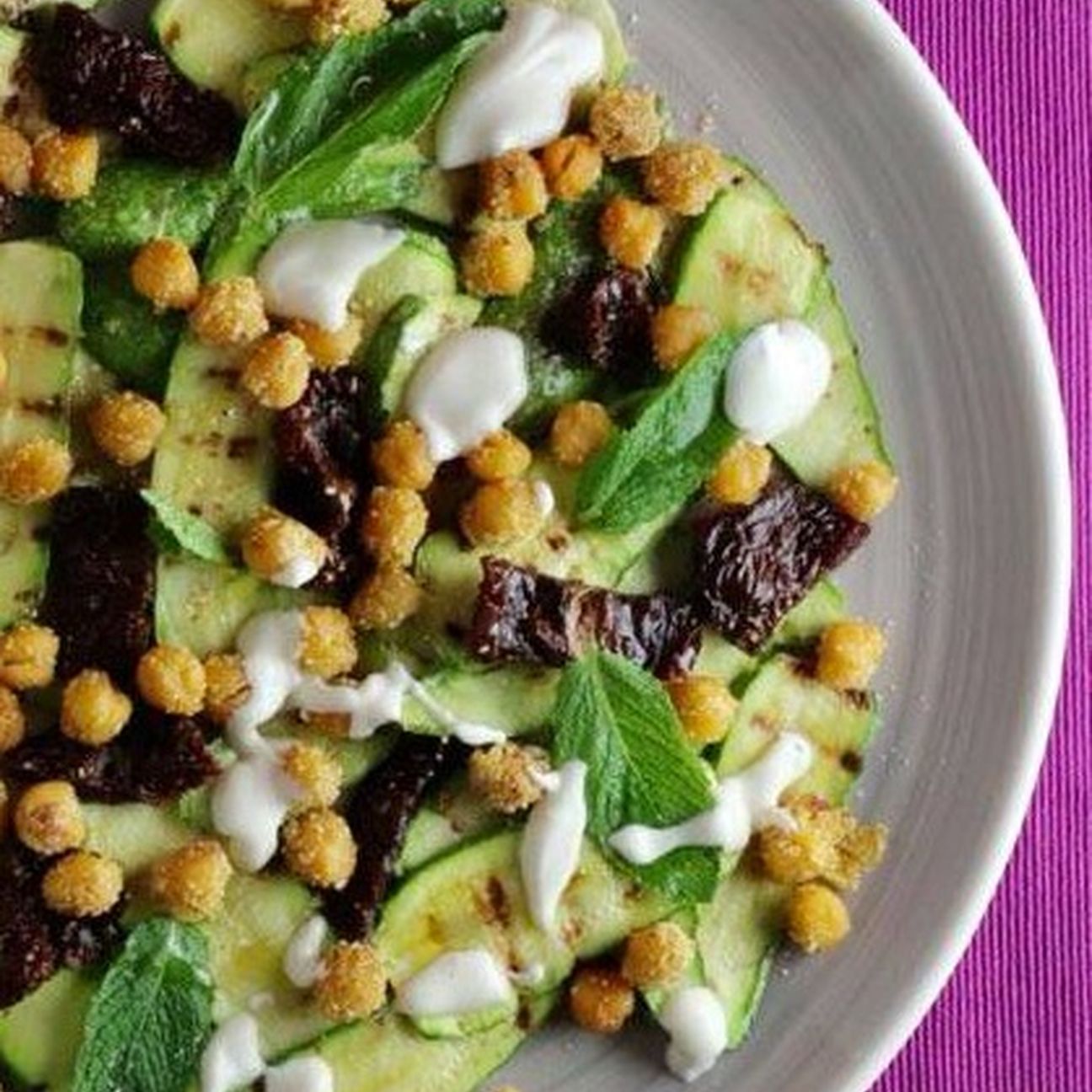Zucchine Grigliate con Ceci Croccanti e Salsa Tahini allo Yogurt.