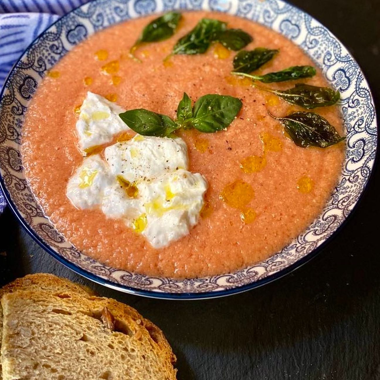 Zuppa fredda di pomodoro con burrata e crostini