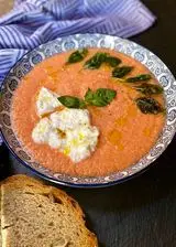 Ricetta Zuppa fredda di pomodoro con burrata e crostini