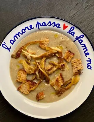 Ricetta Zuppa crema di funghi ostrica con crostini. di michelacara5