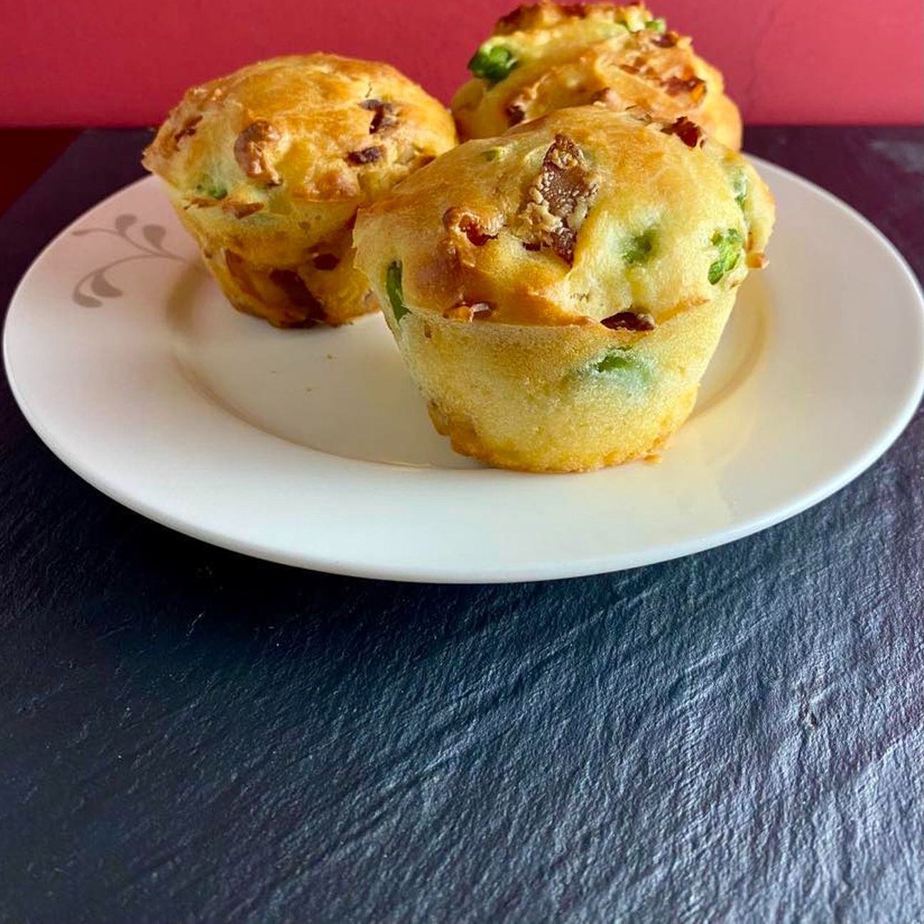 Muffin salati con pancetta affumicata e fave.