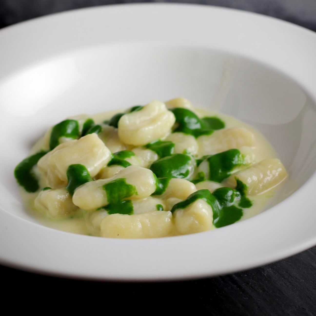 Gnocchi di patate con crema di taleggio e salsa di spinaci.