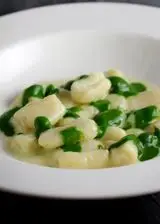 Ricetta Gnocchi di patate con crema di taleggio e salsa di spinaci.