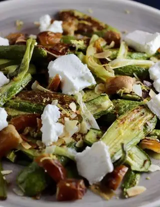 Ricetta Zucchine arrosto e cipolle verdi con datteri e ricotta. di michelacara5