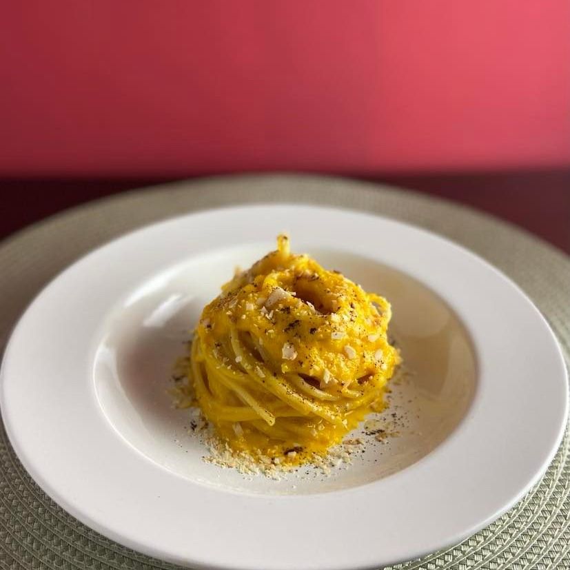 Spaghetti con crema di peperoni, mandorle e caffe'