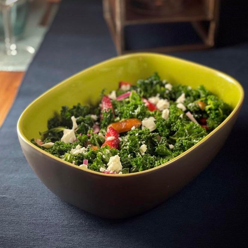 Insalata kale con fragole, datteri e feta