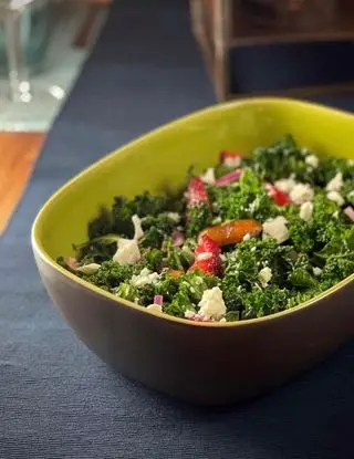 Ricetta Insalata kale con fragole, datteri e feta di michelacara5