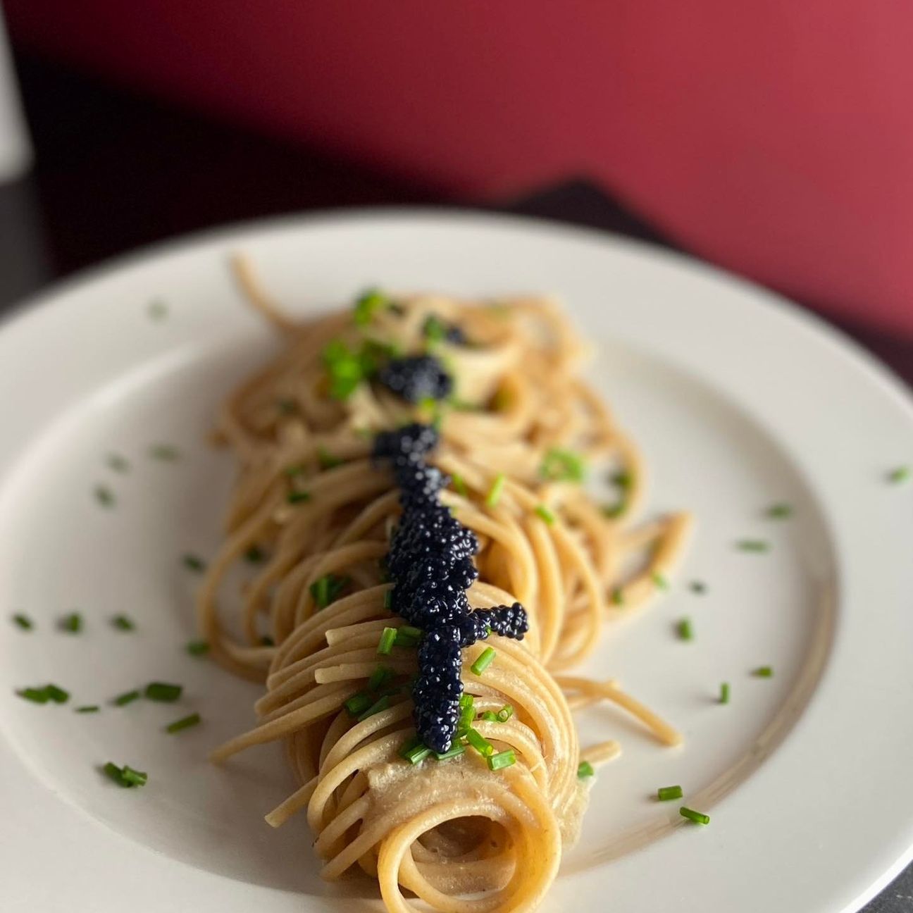 Spaghetti Burro e Acciughe con scorza di limone e uova di lompo.