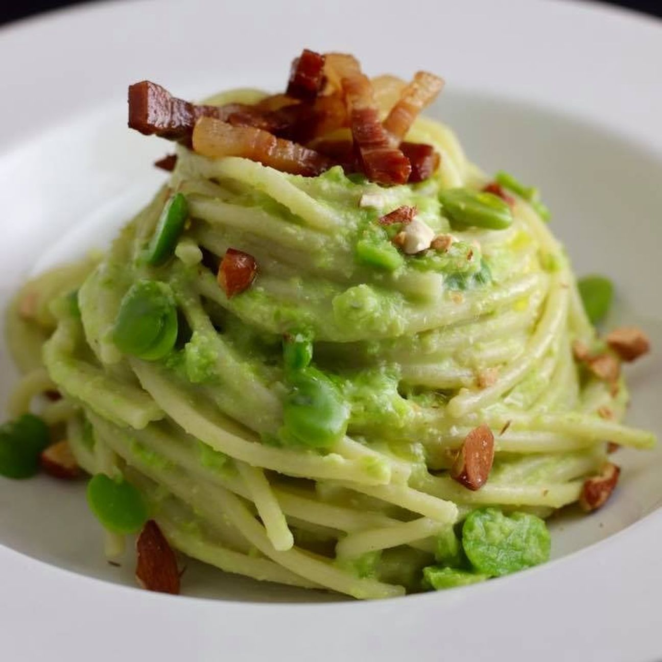 Spaghetti con crema di fave e pancetta croccante