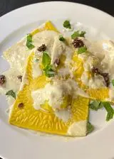 Ricetta Ravioloni ai gamberi con salsa di agrumi e taggiasche