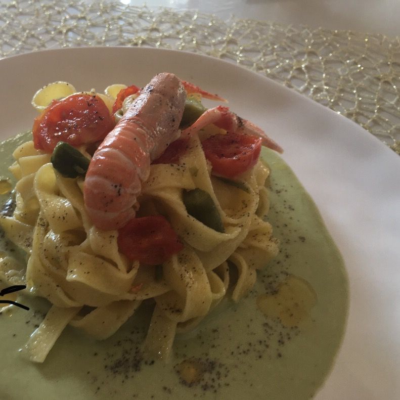 Tagliatelle con scampi e asparagi