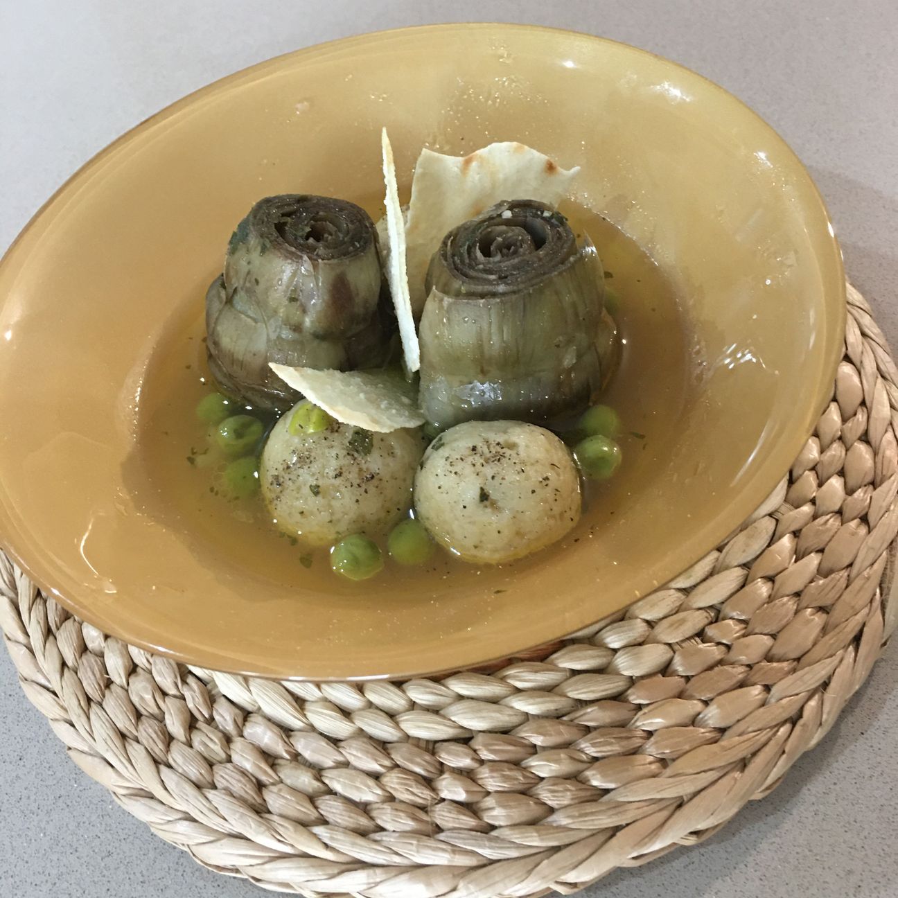 Carciofi con polpette di formaggio e piselli