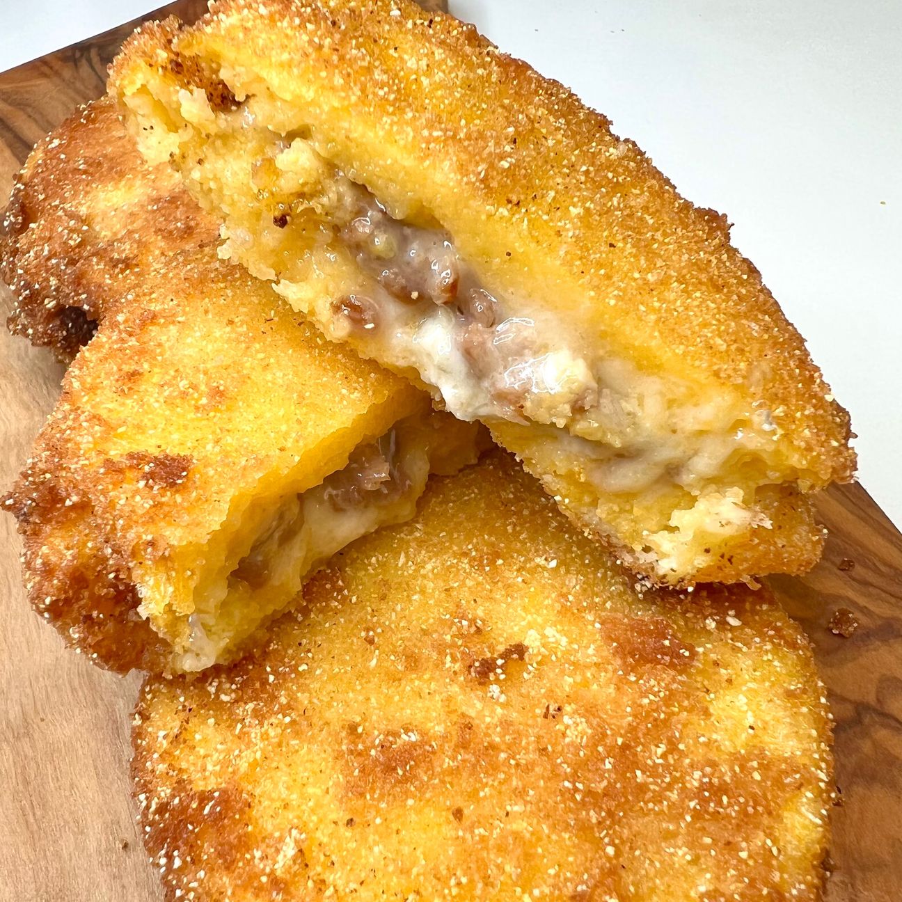 Medaglioni filanti con salsiccia e gorgonzola