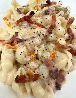 Ricetta Conchiglie con crema di parmigiano, fiori di zucca e pancetta di luana1