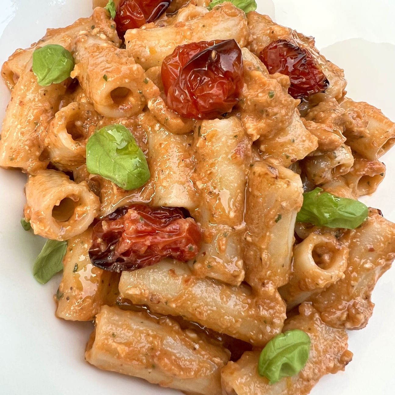 Pasta con pesto di melanzane e pomodorini
