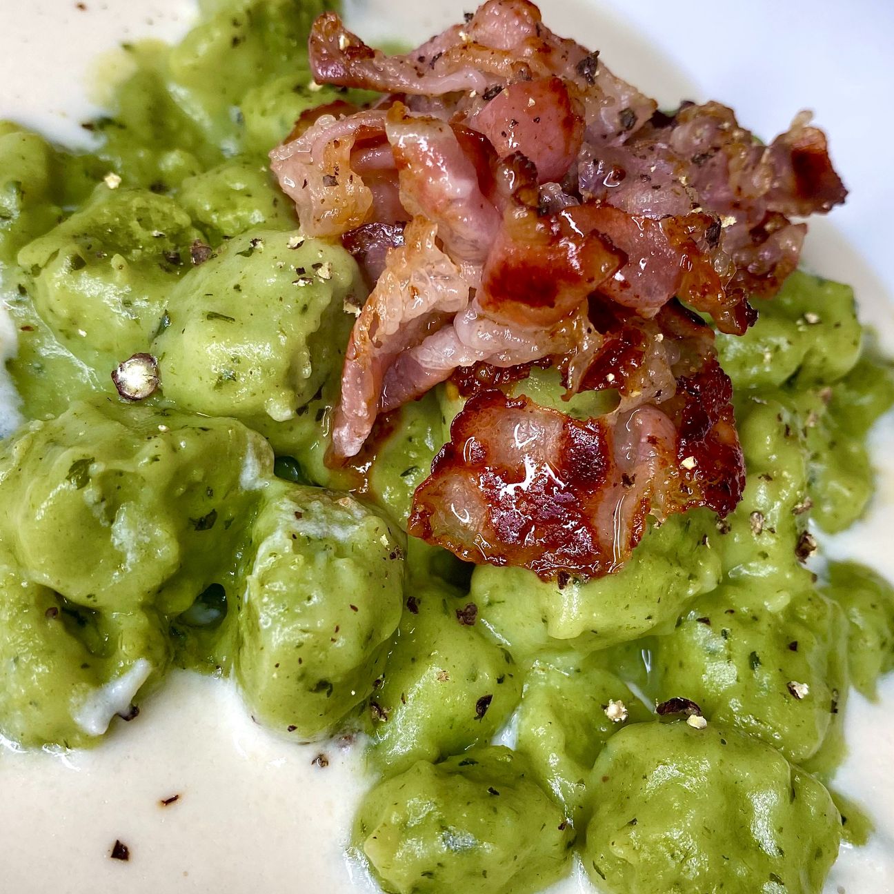 Gnocchetti verdi su fonduta di parmigiano e pancetta croccante