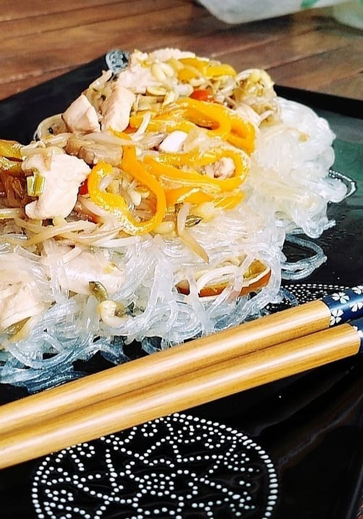 Spaghetti di Riso con pollo, germogli di soia e verdure, image size:1166x1666