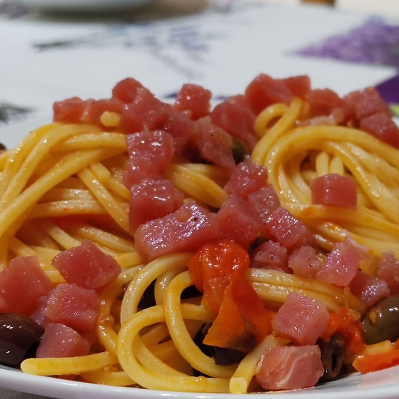 Spaghetti quadrati con tartare di tonno