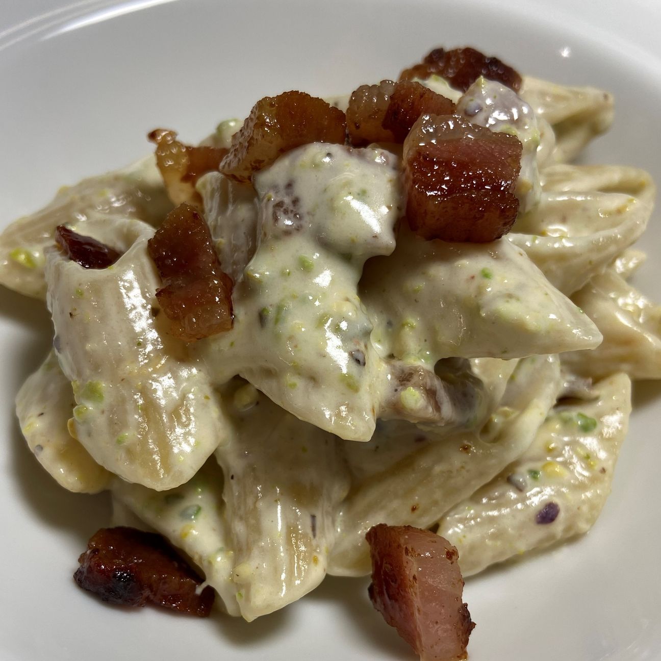 Pennoni burrata, guanciale croccante e pistacchio