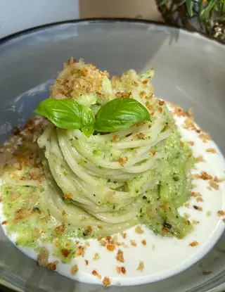 Ricetta Spaghetti con pesto di zucchine, crema di robiola, crumble di pane e alici di mastroiacovod