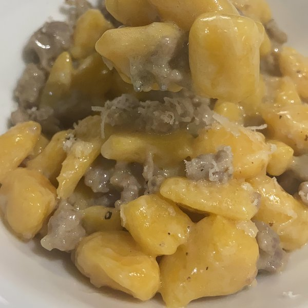 gnocchi di zucca salsiccia e gorgonzola