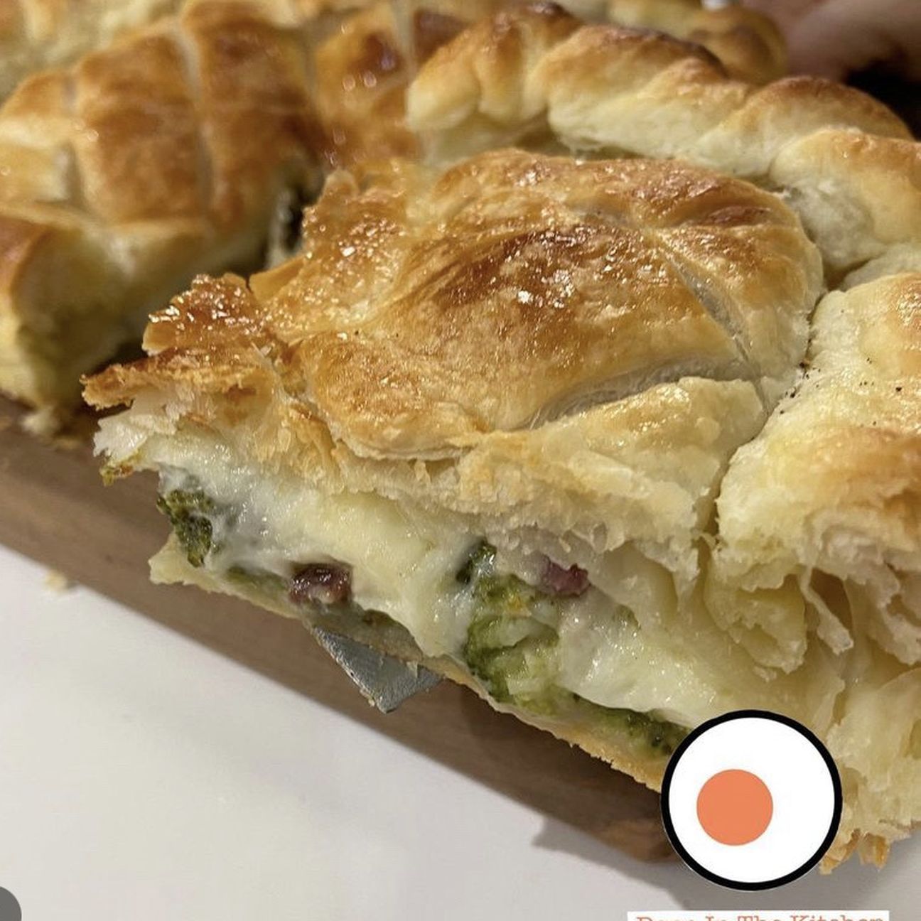 Torta salata con broccoli , mozzarella e speck