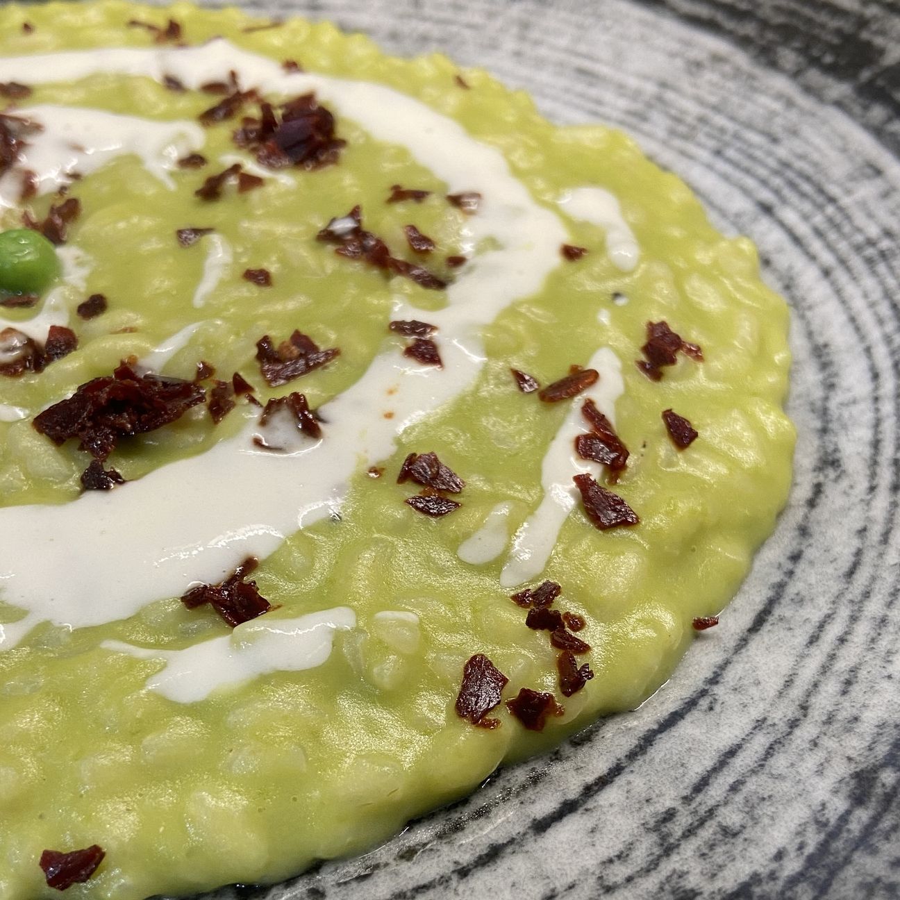 risotto crema di piselli, burrata e prosciutto crudo croccante