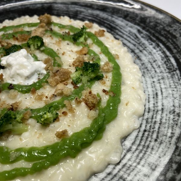 Risotto crema di broccoli, burrata e mollica di pane ai 5 cereali
