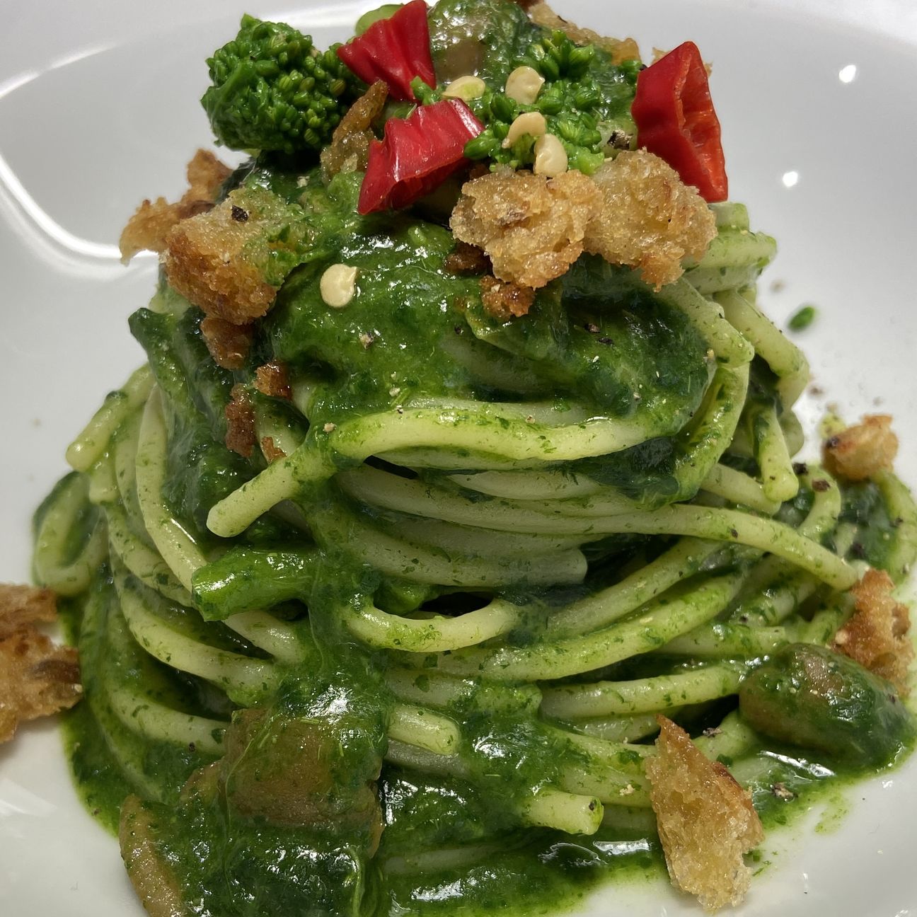 Spaghetti con cime di rapa, olive e molliche di pane croccante