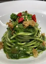 Ricetta Spaghetti con cime di rapa, olive e molliche di pane croccante