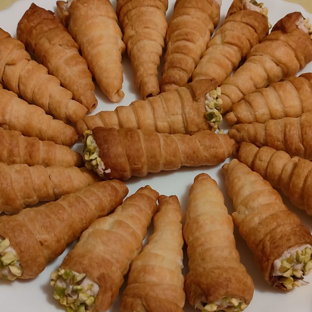 Cannoncini con mousse di tonno e pistacchio