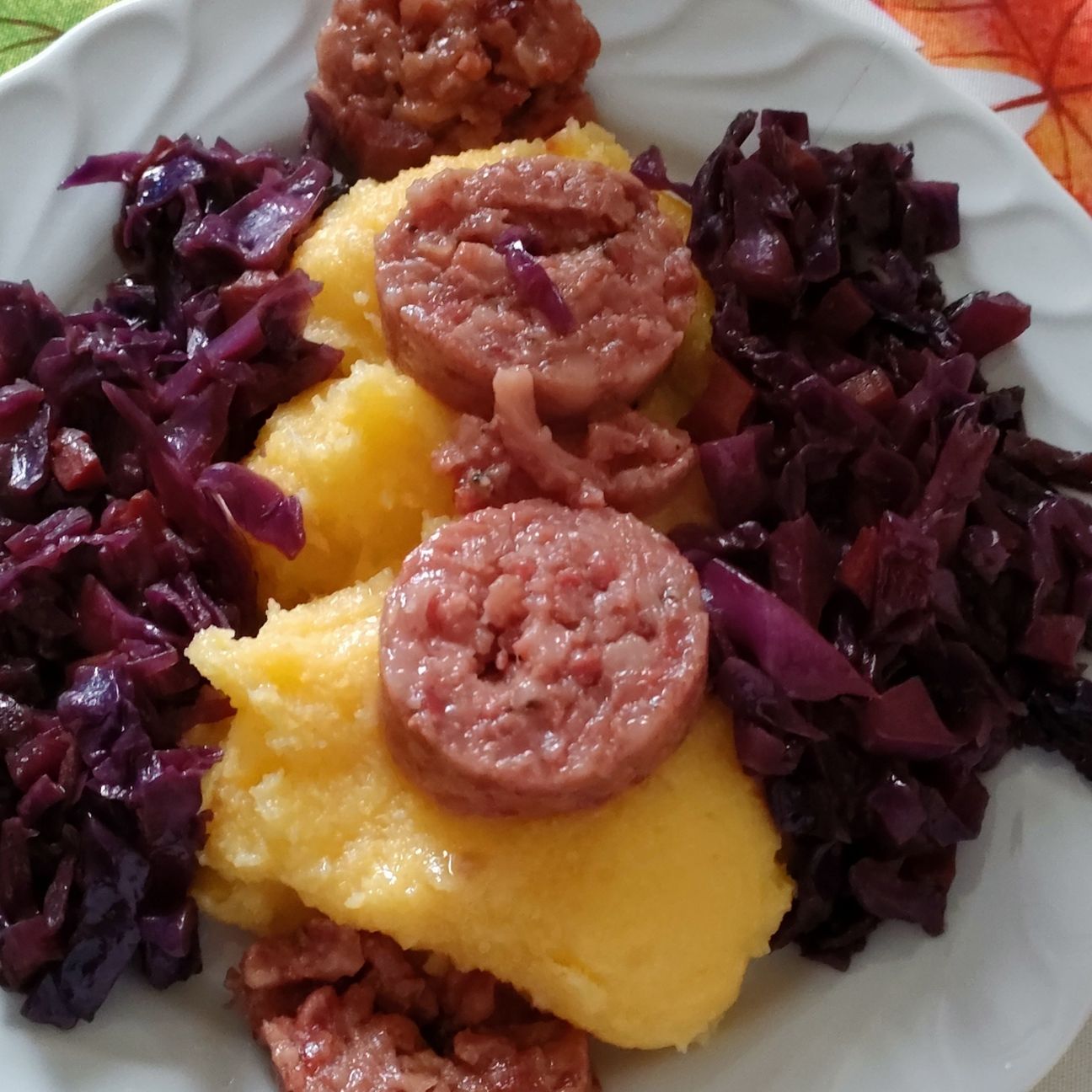 Cotechino con polenta e crauti in agrodolce.