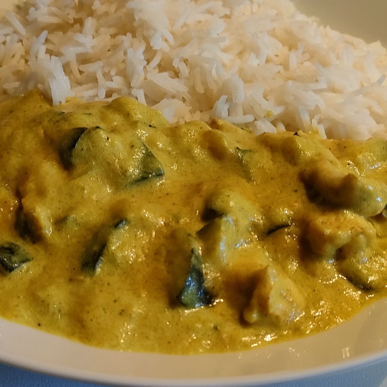 Riso basmati con pollo al curry e zucchine.